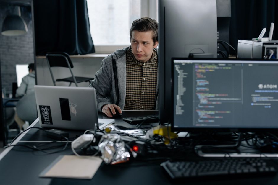 Programer fokusiran na kod u modernom uredu
