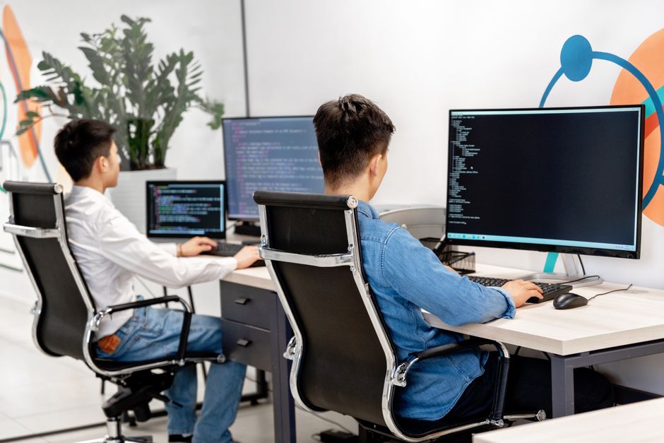 Programeri rade na razvoju softvera